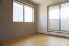 同仕様写真。住む人のこだわりを活かす洋室＾＾日当たりがよく、寝室としての利用もおすすめ。広めのクローゼットもあり荷物もすっきり片付けれ、ゆとりのある暮らしが出来ます＾＾