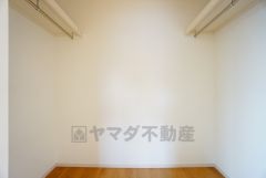 大容量の収納が嬉しいウォークインクローゼット付き。毎日の洋服のコーディネートが楽しくなります。モノを1ヶ所に収納できるので、お部屋もスッキリ。