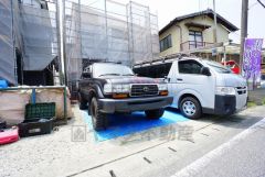カースペースは停めやすい並列駐車2台付き。