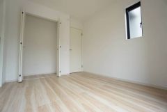 木目調のシンプルデザインで落ち着きと安らぎの空間に仕上げています。各部屋に収納が完備されているので、お荷物が多くなっても安心の設計です。