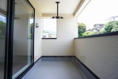 幅広のインナーバルコニーは洗濯物を守りやすく、眩しすぎる日差しも和らげます。