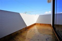 同仕様写真。お天気の良い日はお洗濯物がよく乾きそうな日当たり良好のバルコニーです＾＾