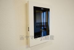 同仕様写真。防犯性もばっちり、TVモニター付きインターフォン完備。大きなモニターで玄関先を確認できます。録画機能が付いているので不在時の訪問者も確認できて安心です^^