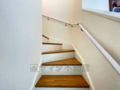 ご年配の方でも安心できる、手すり付き階段です＾＾段差も低めで設定されてますので安全性にも優れてますね＾＾