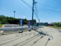 前面道路は北西側に6.98～7.51ｍ。 幅広い道路で余裕を持って駐車出来ます＾＾ 車の離合もスムーズです＾＾