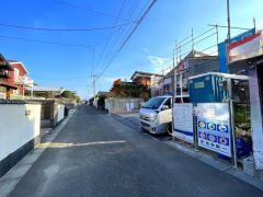 前面道路は公道北西側約4.5ｍ。 車通りも少ないため小さなお子様がいても安心して過ごせます＾＾