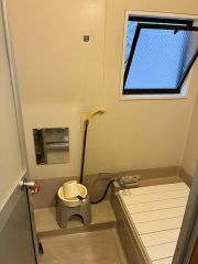 浴室に窓があり、自然換気で湿気を効率よく外に逃がし、カビや嫌なニオイの発生を抑えることができます。
