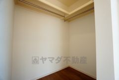 同仕様写真。収納力豊富なウォークインクローゼット付き。洋服や小物などを1箇所にまとめて美しい収納を実現します。