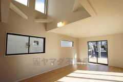 同仕様写真。大きな窓のあるリビングは、陽光あふれる明るい空間です。居心地良く、ご家族皆がゆったり寛げる憩いの空間となりそうです。