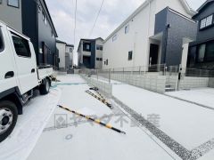 全4棟ともカースペース2台付き＾＾ 6.8ｍの広々とした前面道路で、駐車もスムーズに停めやすいです＾＾