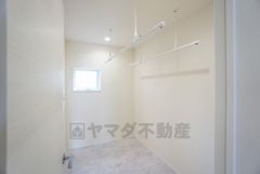 広々としたランドリールーム。室内物干しが2ヵ所付いており、たっぷり洗濯物が干せそうですね＾＾