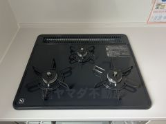 お手入れのしやすいIHクッキングヒーターです。 3口コンロなので、効率よくお料理が楽しめます。毎日のお料理も楽しくなりますね＾＾