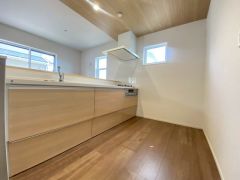 木目の下げ天井がオシャレな対面式キッチン＾＾キッチンとダイニングの動線が近く、持ち運びに便利です。