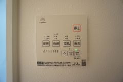雨の日の洗濯も安心できる浴室暖房乾燥機付き浴室。リモコンで操作もボタン1つで簡単。 浴室暖房乾燥機には、暖房、乾燥、涼風、換気の4つの機能が付いています。タイマー付きです。