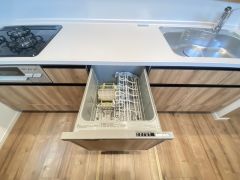食事の後の手間を解消する食器洗い乾燥機を標準装備。手洗いよりも断然節約でき、節水で自然にもやさしいです。