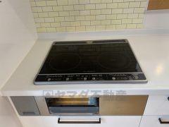 お手入れのしやすいIHクッキングヒーターです。 3口コンロなので、効率よくお料理が楽しめます。毎日のお料理も楽しくなりますね＾＾