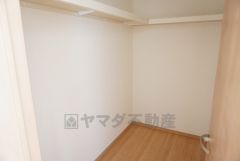 同仕様写真。収納力豊富なウォークインクローゼット付き。洋服や小物などを1箇所にまとめて美しい収納を実現します。