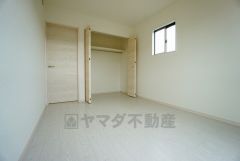 同仕様写真。全居室にはたっぷり収納できる大型クローゼットを設置しています。窓には断熱性・保温性にすぐれ、省エネ効果のあるペアガラスを採用。冬には結露を防止します。