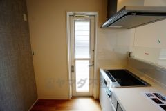 同仕様写真。生ごみの仮置きに重宝する勝手口付きのキッチン＾＾　生ごみの臭いに悩まされることがなくなりますね。