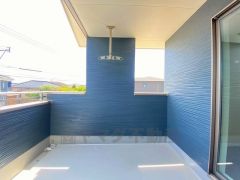 お洗濯物を干すスペースとしても十分な広さがあります。  お天気の良い日はお洗濯物がよく乾きそうな日当たり良好のバルコニー