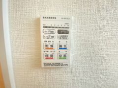 雨の日の洗濯も安心できる浴室暖房乾燥機付き浴室。リモコンで操作もボタン1つで簡単。 浴室暖房乾燥機には、暖房、乾燥、涼風、換気の4つの機能が付いています。タイマー付きです。