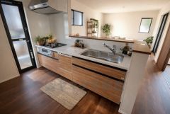 写真の家具・インテリアはイメージCG画像です。カウンタートップは耐熱性に優れており、日ごろのお掃除もふき取るだけでＯＫ。ステンレスシンクも簡単にお掃除できますよ。