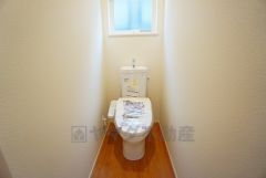 ウォシュレット付トイレです。節水機能もあるので、安心して使えますね。もちろん、1階2階の2ヶ所にトイレがあるので、忙しい朝にもゆとりができますね。