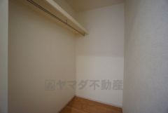 1階ウォークインクローゼット。洋服や小物などを1箇所にまとめて美しい収納を実現します。