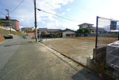 前面道路は公道南東約4.34ｍ、北東約6.10ｍ。車の通行がほとんどなく小さなお子様がいるご家庭でも安心して過ごせます＾＾