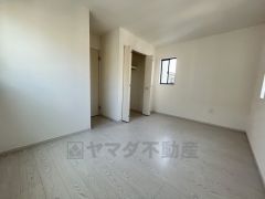 住む人のこだわりを活かす洋室＾＾日当たりがよく、 広めのクローゼットもあり荷物もすっきり片付けられ、ゆとりのある暮らしが出来ます＾＾