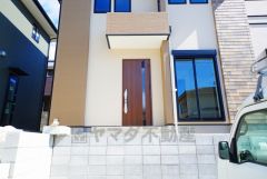 ブラウントーンの玄関扉＾＾外壁とマッチングしていてかっこいいですね＾＾家の顔となる玄関扉がかっこいいと、たくさんの人を招き入れたくなりますね＾＾