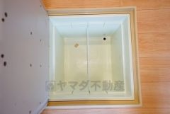 同仕様写真。キッチンにある床下収納は、居住スペースを減らさずに買い置きの調味料や非常食などを保管することができます。