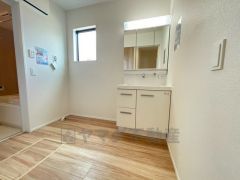 レバーシャワーで引き出して使用できます。収納も一体型になっているので、ドライヤーやヘアアイロンの置き場に困りませんね。