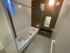 1日の疲れを癒すくつろぎのバスルーム。足を伸ばしてもゆったりと入れるサイズです。お子様と一緒にお風呂に入っても狭くないですね^^