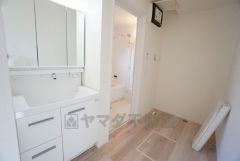 三面鏡つき洗面台。収納も一体型になっているので、ドライヤーやヘアアイロンの置き場に困りませんね。