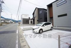 前面道路は広々11ｍ以上と駐車がスムーズに出来ます＾＾