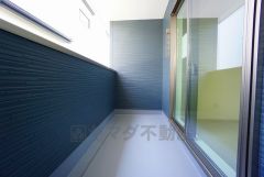 幅広のインナーバルコニーは多少の雨でも洗濯物を守ってくれ、家事を助けてくれること間違いなし。眩しすぎる日差しも和らげます。