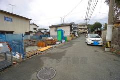 前面道路は公道北西側約4ｍ、北東側約5.6ｍ。角地で陽当たり・風通し良好＾＾