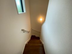 ご年配の方でも安心できる、手すり付き階段です＾＾段差も低めで設定されてますので安全性にも優れてますね＾＾