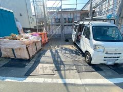 道幅が広く、車通勤の方や買い物などでの車の出し入れも楽々できて嬉しいですね。