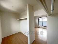 収納力豊富なウォークインクローゼット付き。洋服や小物などを1箇所にまとめて美しい収納を実現します。