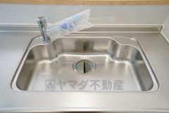 同仕様写真。広々とした凸型シンクに洗剤ポケットを標準装備。大きなお鍋など洗いやすいです。洗剤や石鹸、スポンジもすっきりできる収納付き。