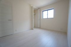 住む人のこだわりを活かす洋室＾＾日当たりがよく、寝室としての利用もおすすめ。広めのクローゼットもあり荷物もすっきり片付けれ、ゆとりのある暮らしが出来ます＾＾