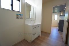 三面鏡つき洗面台。鏡裏にたっぷりとした収納スペースがあります。鏡を閉めてしまえば小物は見えないため、スッキリとした印象の洗面台にできます。