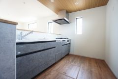 耐久性にも優れた人造大理石トップです。汚れもサッと拭き取ることができ、お掃除もラクラク。対面式キッチンが家族の会話も盛り上げます。食器洗浄乾燥機付。