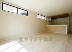 同仕様写真。家族が集まる開放的なリビング。約18.5帖の大空間で毎日のお食事が楽しみです＾＾思い思いの時間を過ごしたり、家族みんなで食事をしたり、素敵な団らんの場になりますね。