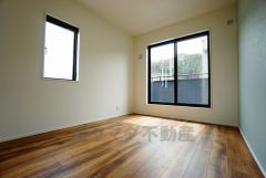 同仕様写真。住む人のこだわりを活かす洋室＾＾日当たりがよく、寝室としての利用もおすすめ。広めのクローゼットもあり荷物もすっきり片付けれ、ゆとりのある暮らしが出来ます＾＾