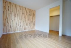 同仕様写真。住む人のこだわりを活かす洋室＾＾日当たりがよく、寝室としての利用もおすすめ。広めのクローゼットもあり荷物もすっきり片付けれ、ゆとりのある暮らしが出来ます＾＾