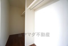 収納力豊富なウォークインクローゼット付き。洋服や小物などを1箇所にまとめて美しい収納を実現します。