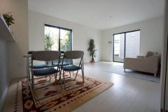 大きな窓のあるリビングは、陽光あふれる明るい空間です。居心地良く、ご家族皆がゆったりくつろげる憩いの空間となりそうです。